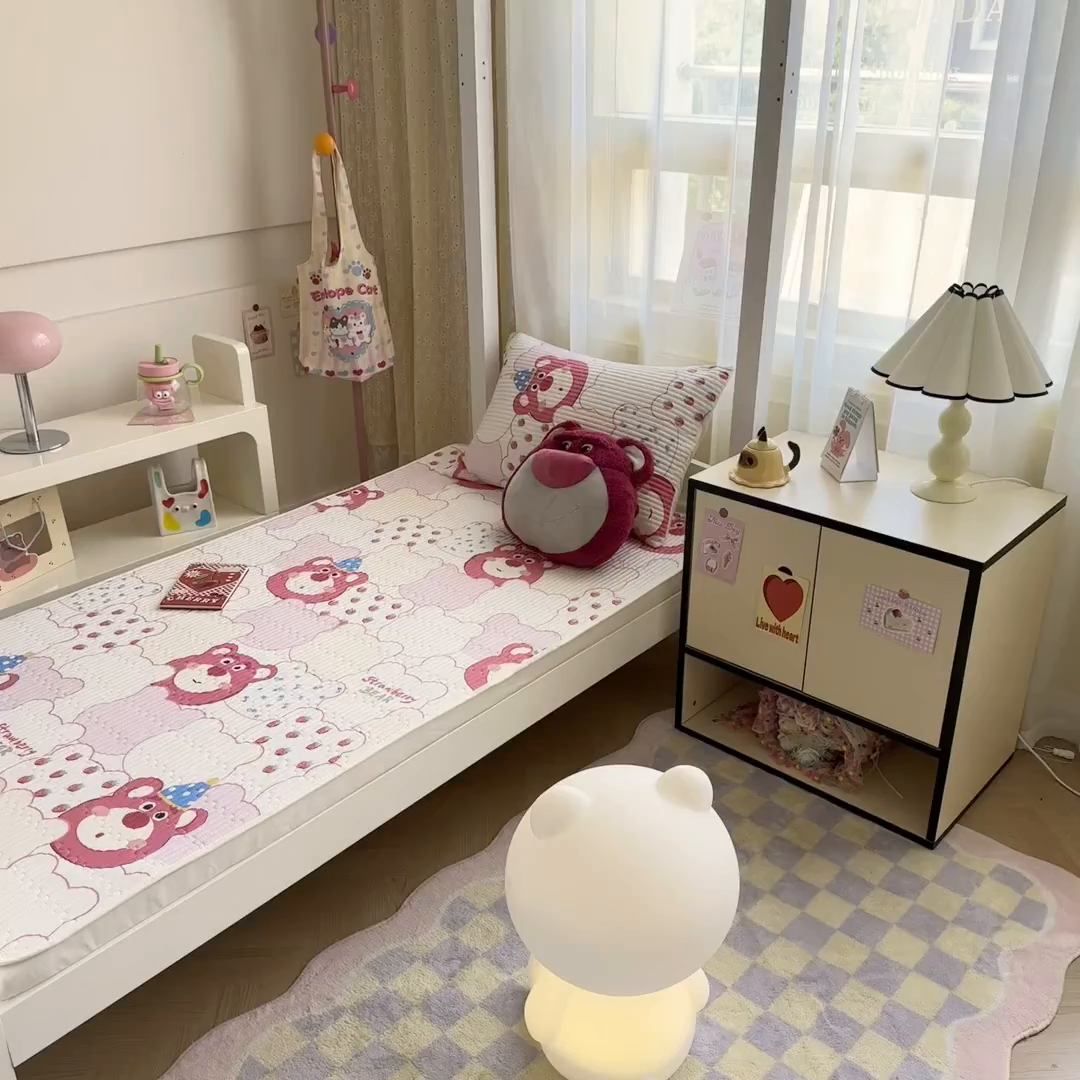 91家纺网 家纺一手货源 找家纺 妮可 2025热款学生床全棉夹棉多功能床垫-床盖 草莓熊