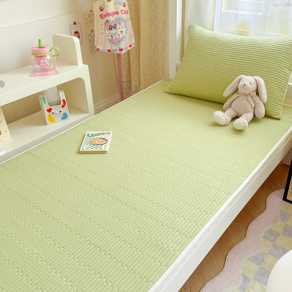 91家纺网 家纺一手货源 找家纺 妮可 2025热款学生床全棉夹棉多功能床垫-床盖 发芽绿