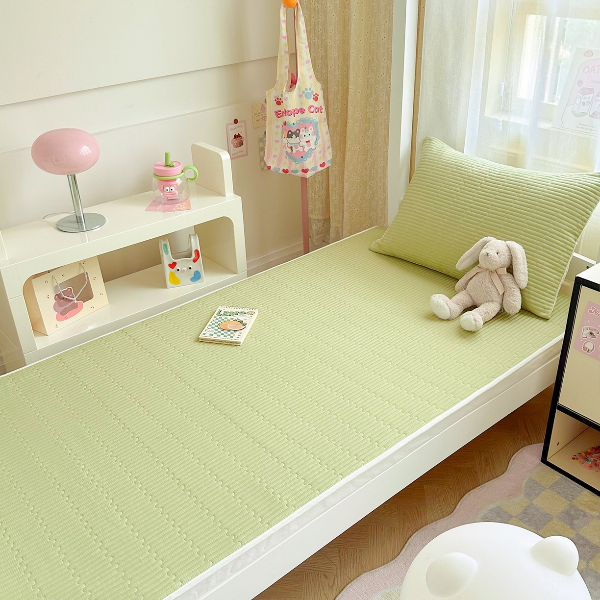 91家纺网 家纺一手货源 找家纺 妮可 2025热款学生床全棉夹棉多功能床垫-床盖 发芽绿