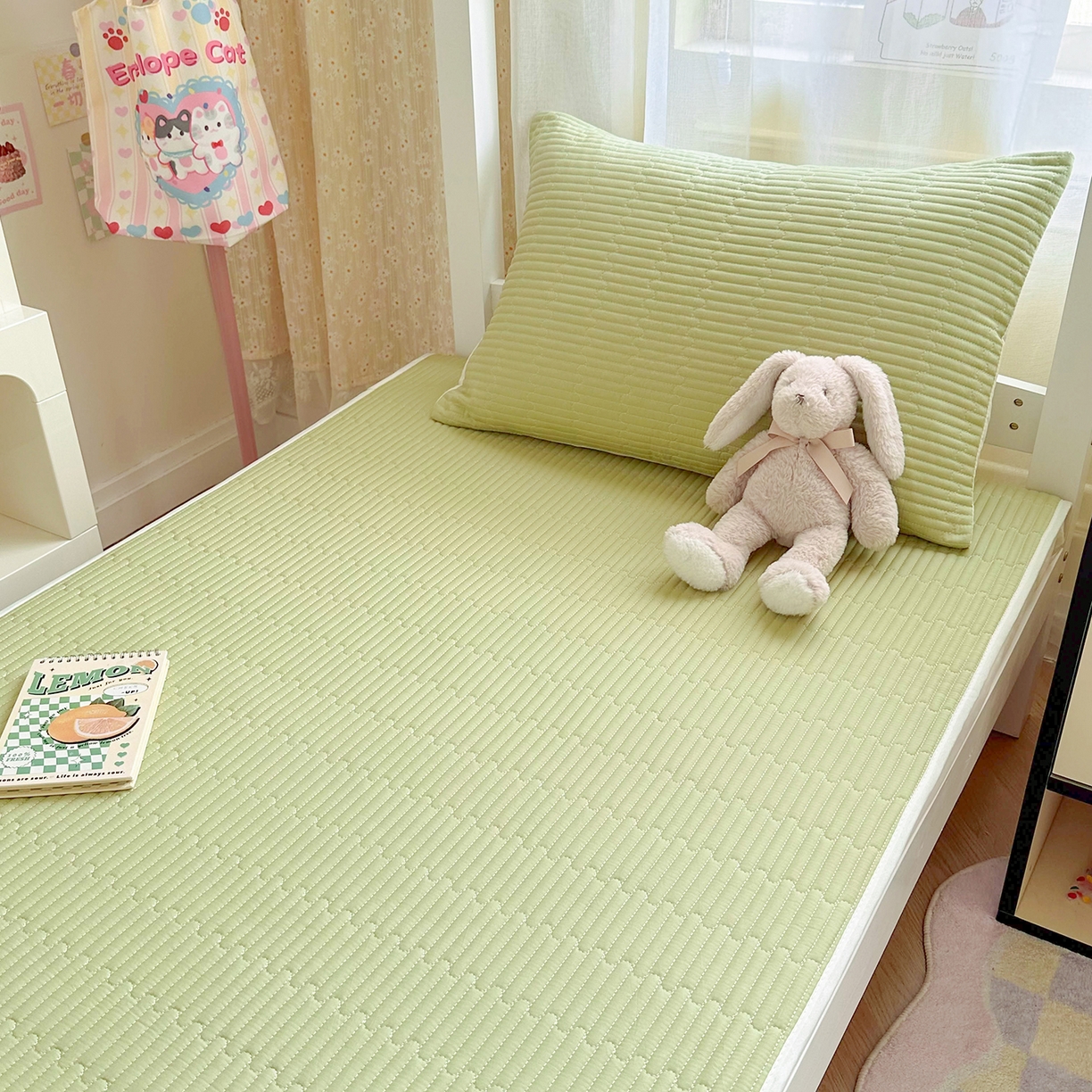 91家纺网 家纺一手货源 找家纺 妮可 2025热款学生床全棉夹棉多功能床垫-床盖 发芽绿