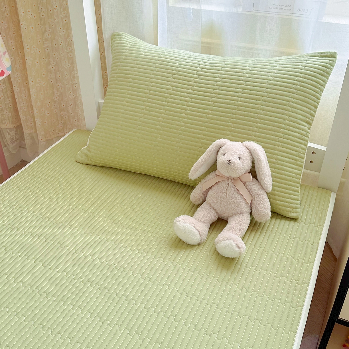 91家纺网 家纺一手货源 找家纺 妮可 2025热款学生床全棉夹棉多功能床垫-床盖 发芽绿