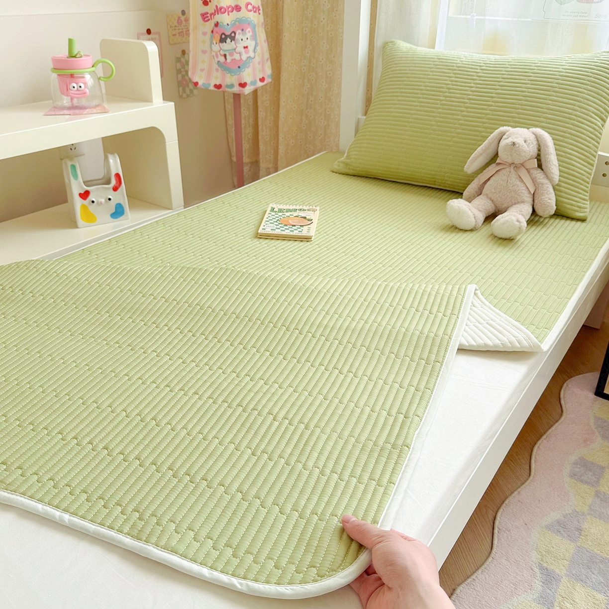 91家纺网 家纺一手货源 找家纺 妮可 2025热款学生床全棉夹棉多功能床垫-床盖 发芽绿