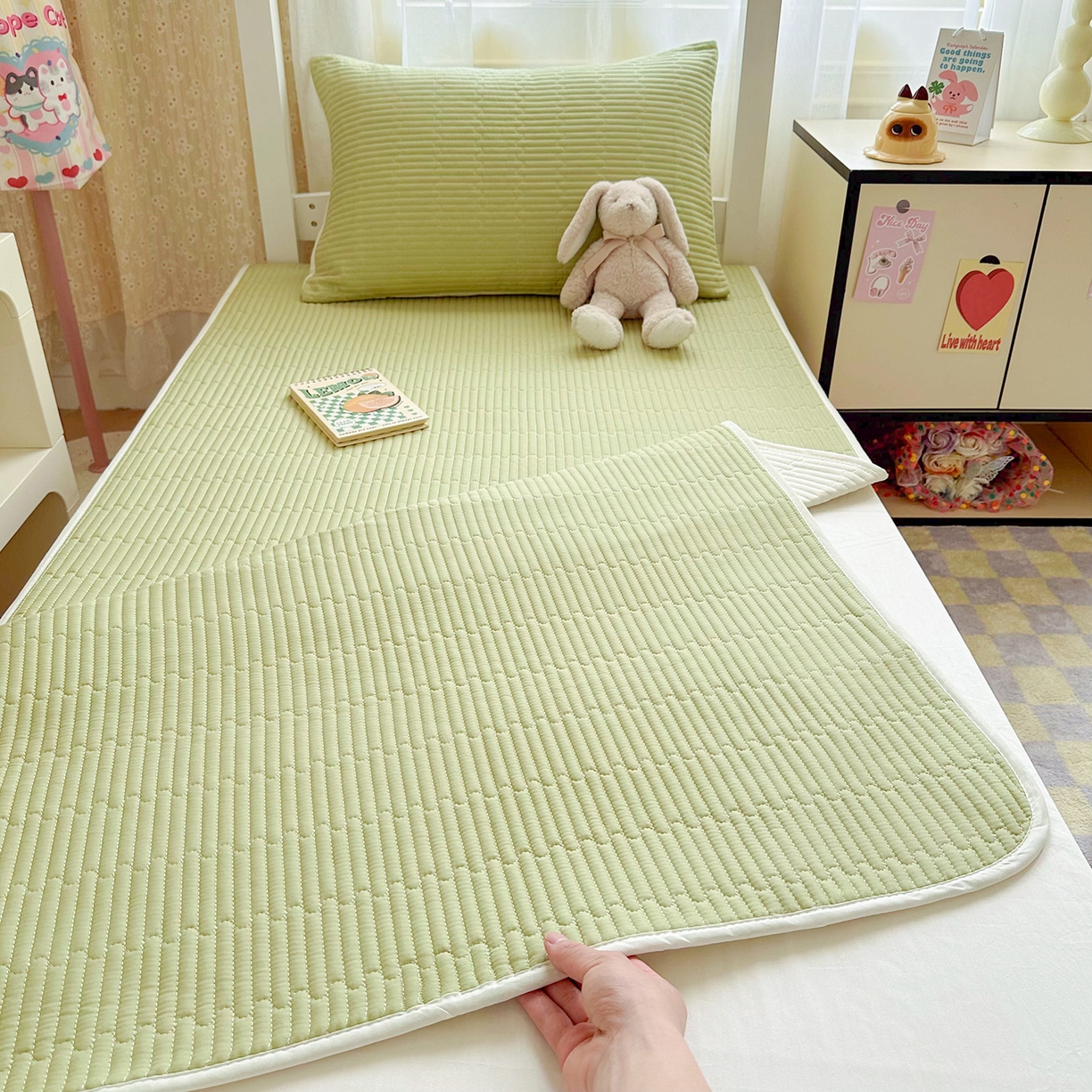 91家纺网 家纺一手货源 找家纺 妮可 2025热款学生床全棉夹棉多功能床垫-床盖 发芽绿