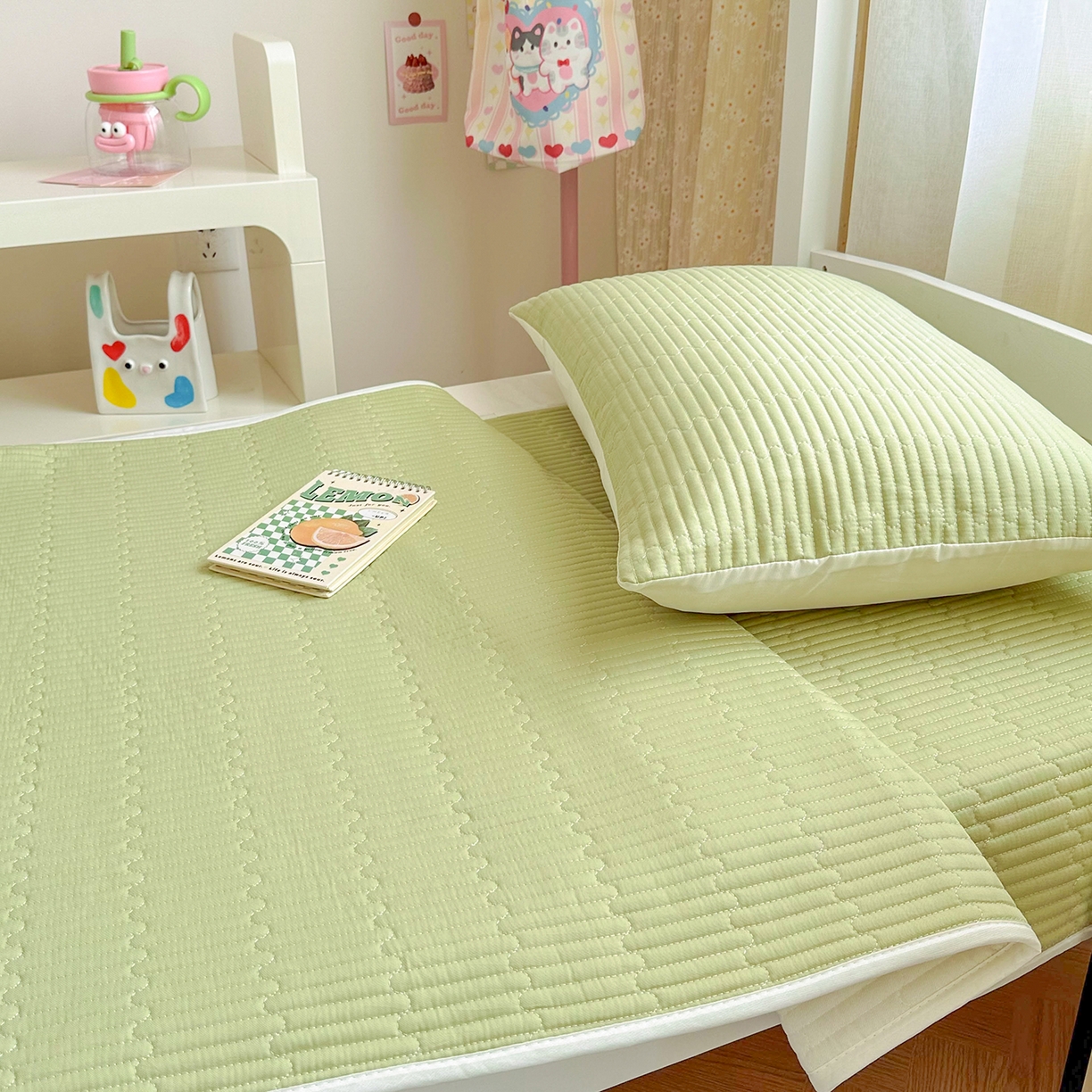 91家纺网 家纺一手货源 找家纺 妮可 2025热款学生床全棉夹棉多功能床垫-床盖 发芽绿