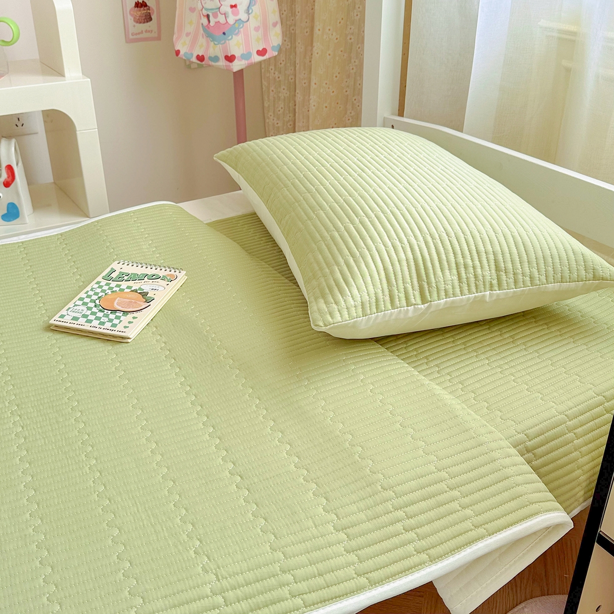 91家纺网 家纺一手货源 找家纺 妮可 2025热款学生床全棉夹棉多功能床垫-床盖 发芽绿