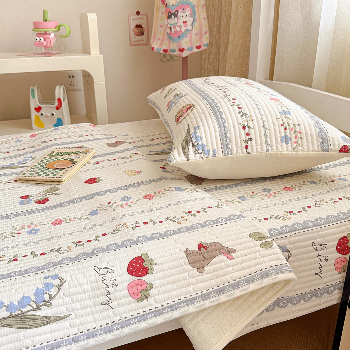 91家纺网 家纺一手货源 找家纺 妮可 2025热款学生床全棉夹棉多功能床垫-床盖 花丛兔兔