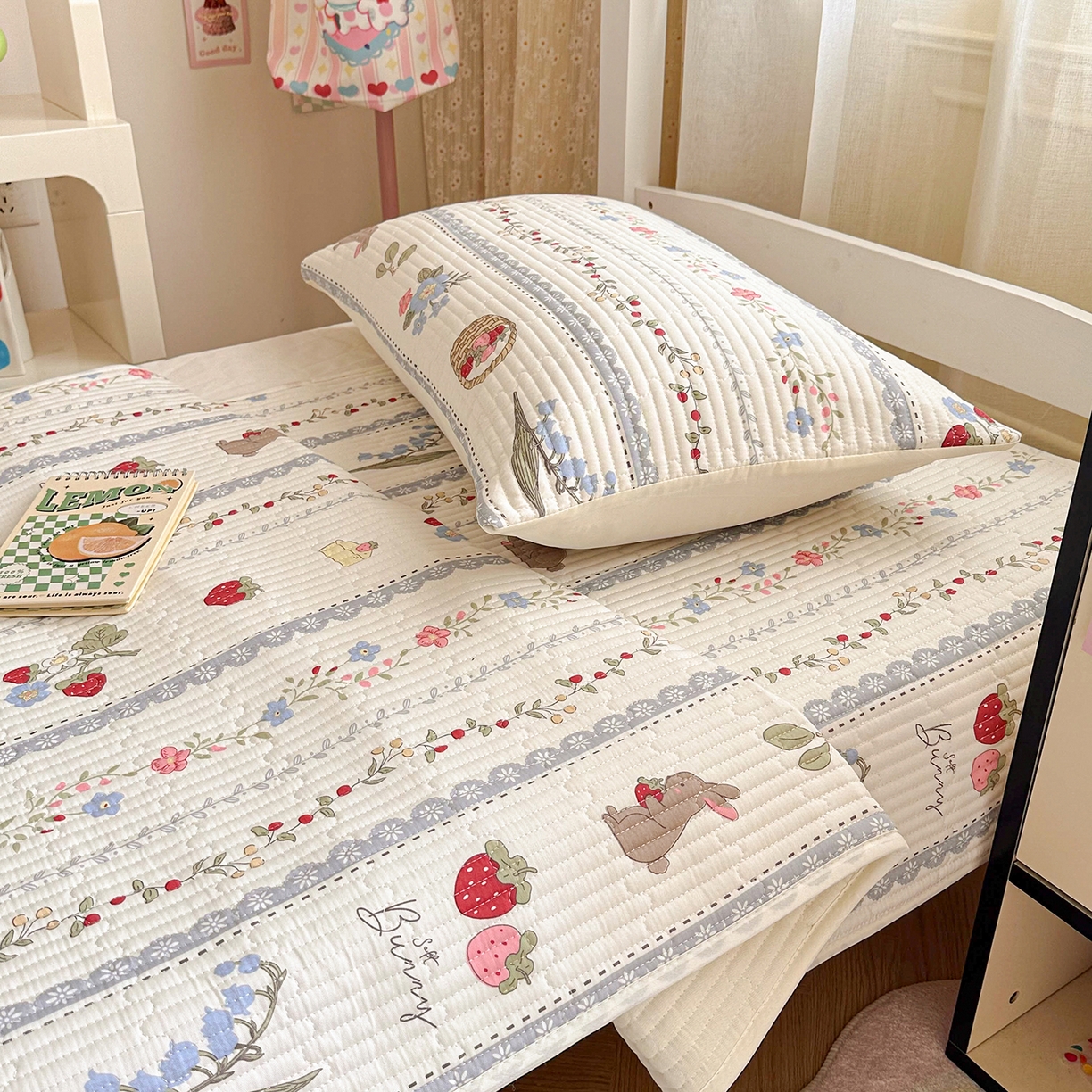 91家纺网 家纺一手货源 找家纺 妮可 2025热款学生床全棉夹棉多功能床垫-床盖 花丛兔兔