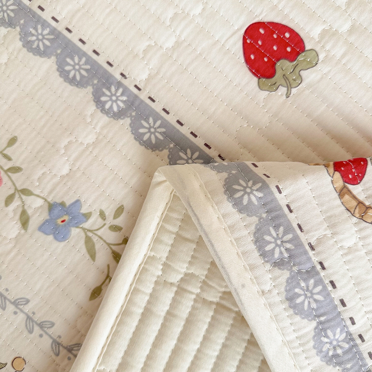 91家纺网 家纺一手货源 找家纺 妮可 2025热款学生床全棉夹棉多功能床垫-床盖 花丛兔兔