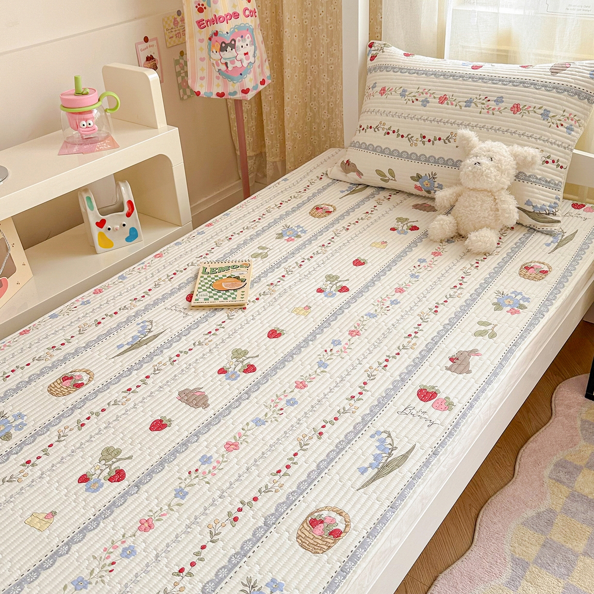 91家纺网 家纺一手货源 找家纺 妮可 2025热款学生床全棉夹棉多功能床垫-床盖 花丛兔兔