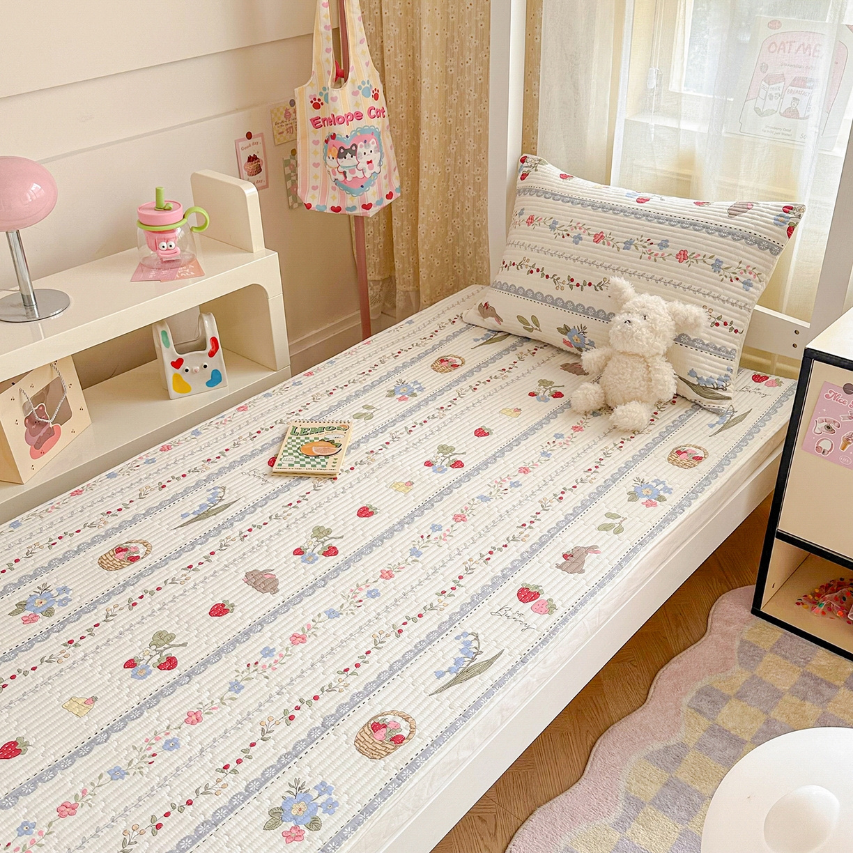 91家纺网 家纺一手货源 找家纺 妮可 2025热款学生床全棉夹棉多功能床垫-床盖 花丛兔兔