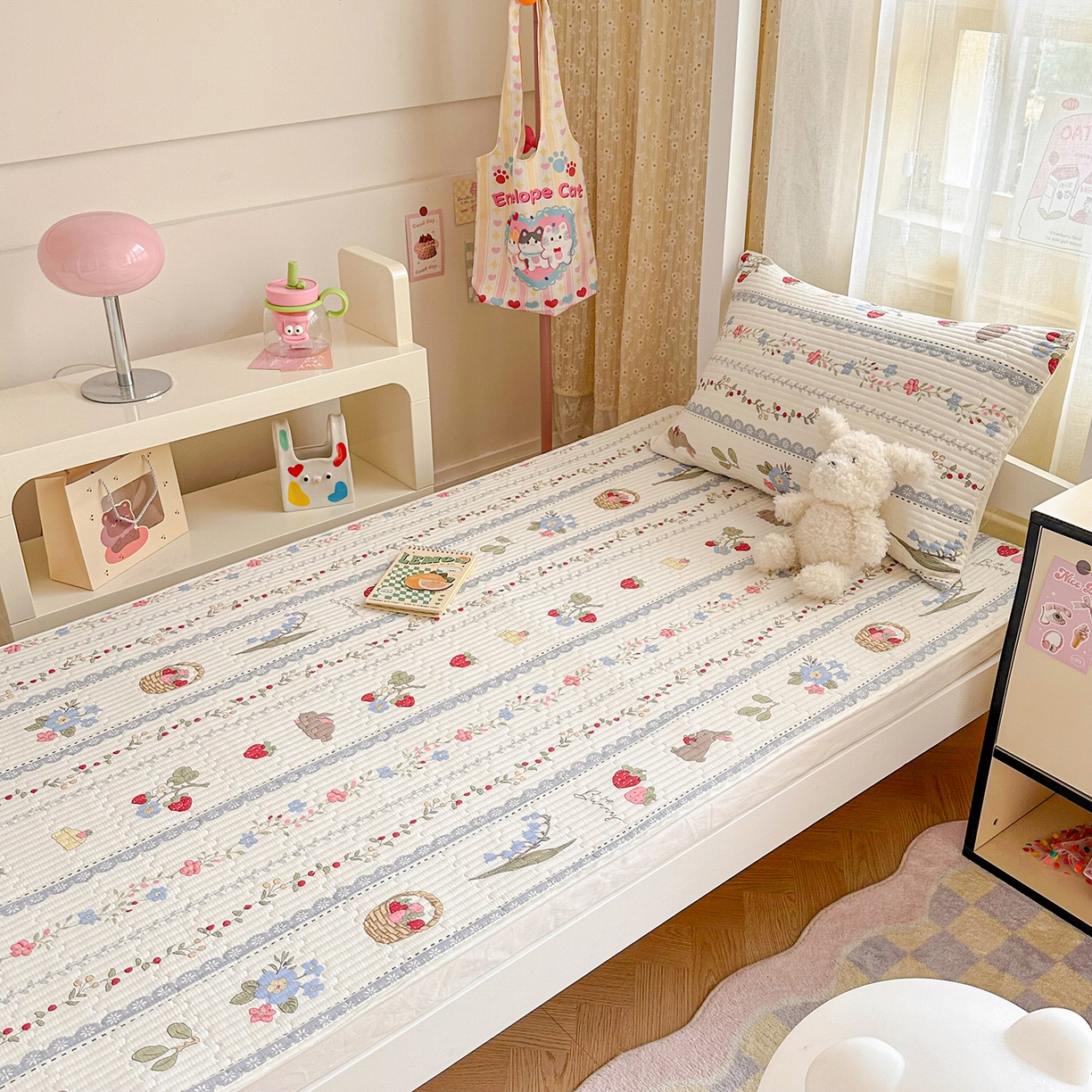 91家纺网 家纺一手货源 找家纺 妮可 2025热款学生床全棉夹棉多功能床垫-床盖 花丛兔兔