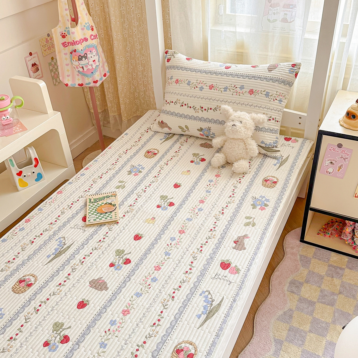 91家纺网 家纺一手货源 找家纺 妮可 2025热款学生床全棉夹棉多功能床垫-床盖 花丛兔兔