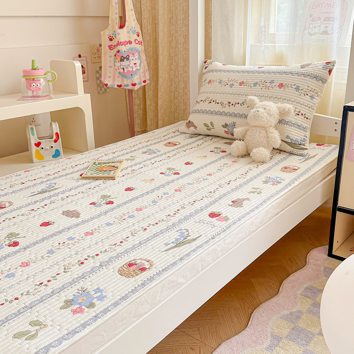 91家纺网 家纺一手货源 找家纺 妮可 2025热款学生床全棉夹棉多功能床垫-床盖 花丛兔兔