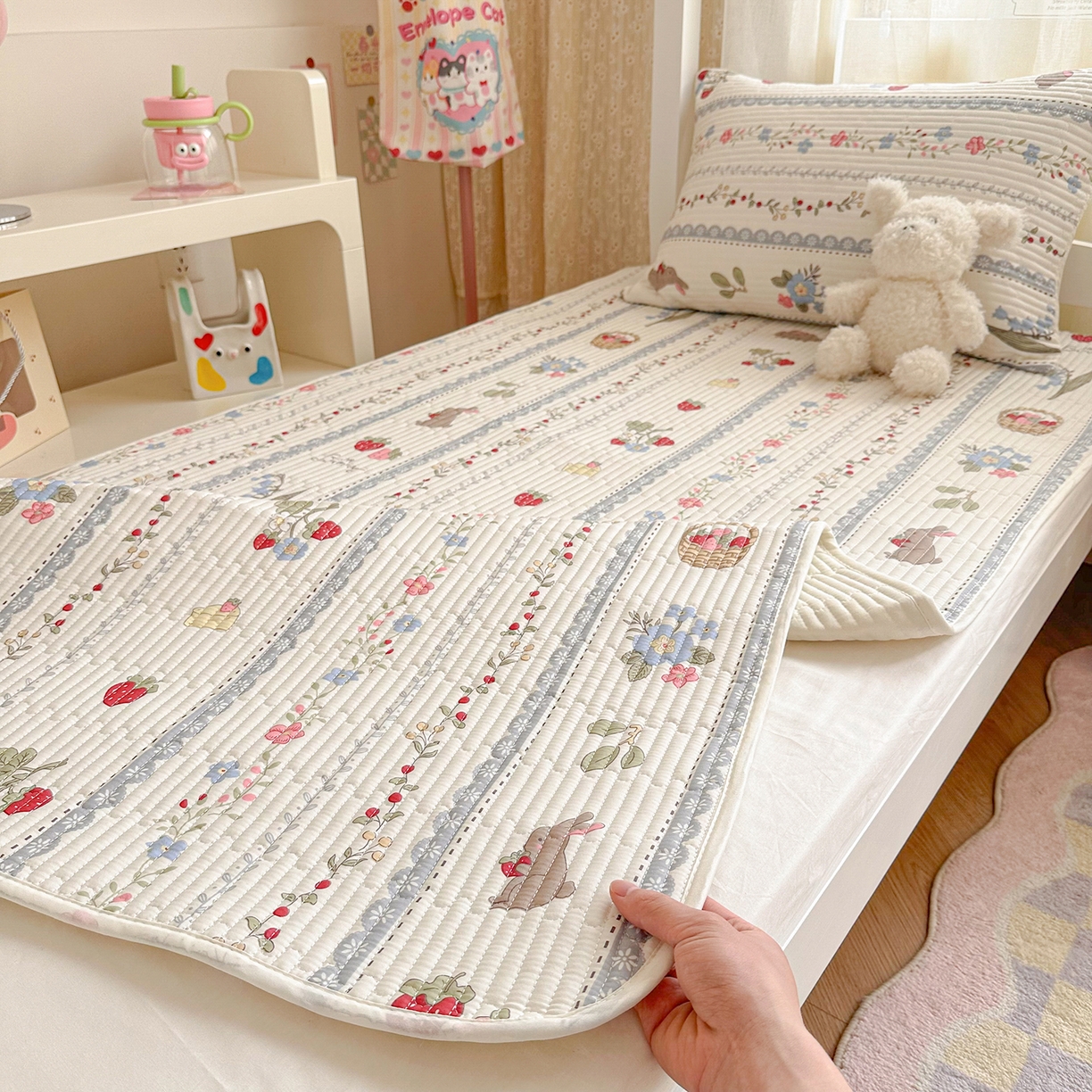 91家纺网 家纺一手货源 找家纺 妮可 2025热款学生床全棉夹棉多功能床垫-床盖 花丛兔兔