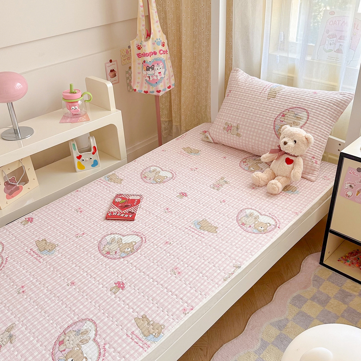 91家纺网 家纺一手货源 找家纺 妮可 2025热款学生床全棉夹棉多功能床垫-床盖 可爱珍妮