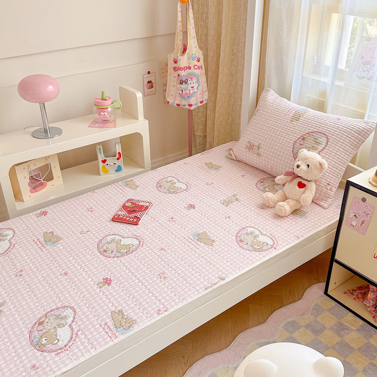 91家纺网 家纺一手货源 找家纺 妮可 2025热款学生床全棉夹棉多功能床垫-床盖 可爱珍妮