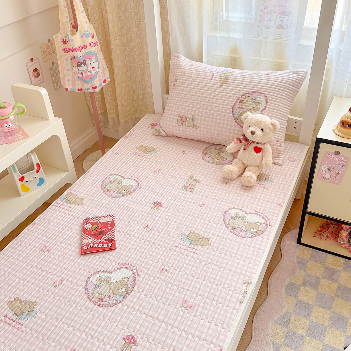 91家纺网 家纺一手货源 找家纺 妮可 2025热款学生床全棉夹棉多功能床垫-床盖 可爱珍妮