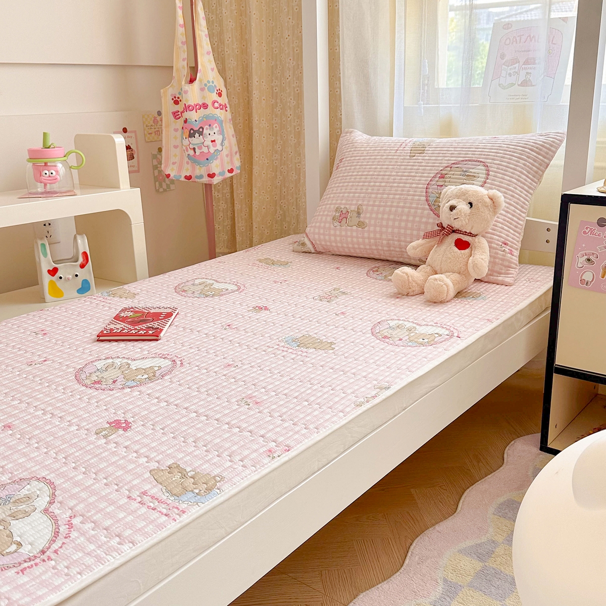 91家纺网 家纺一手货源 找家纺 妮可 2025热款学生床全棉夹棉多功能床垫-床盖 可爱珍妮