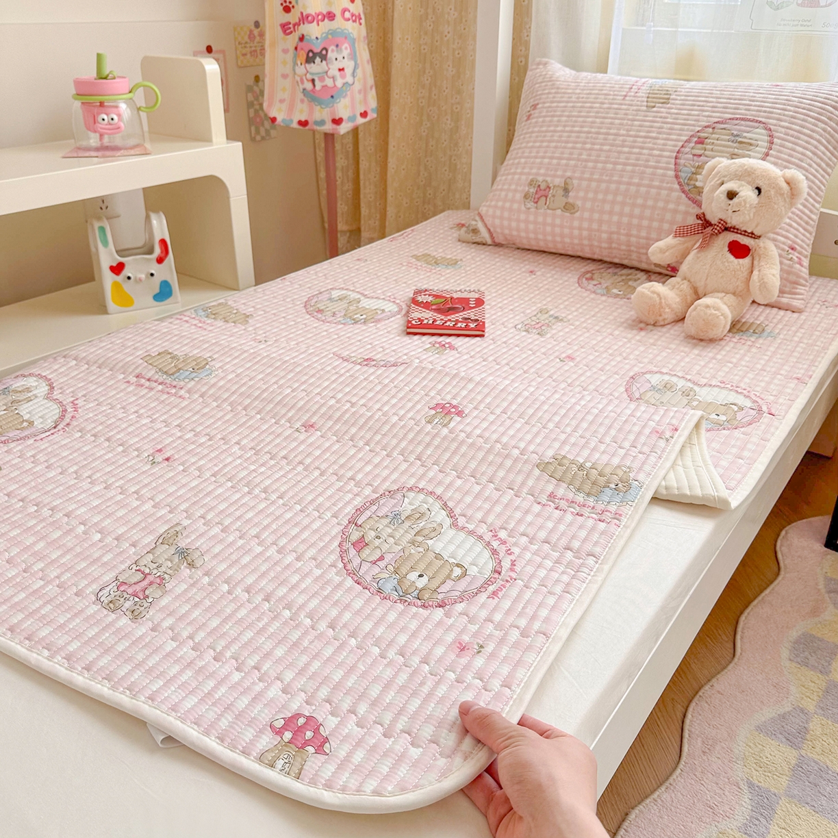 91家纺网 家纺一手货源 找家纺 妮可 2025热款学生床全棉夹棉多功能床垫-床盖 可爱珍妮