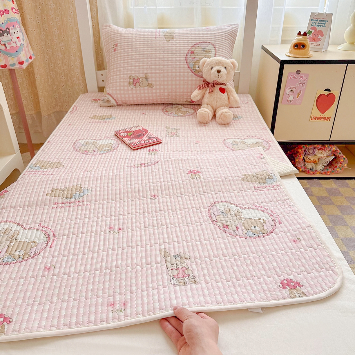 91家纺网 家纺一手货源 找家纺 妮可 2025热款学生床全棉夹棉多功能床垫-床盖 可爱珍妮