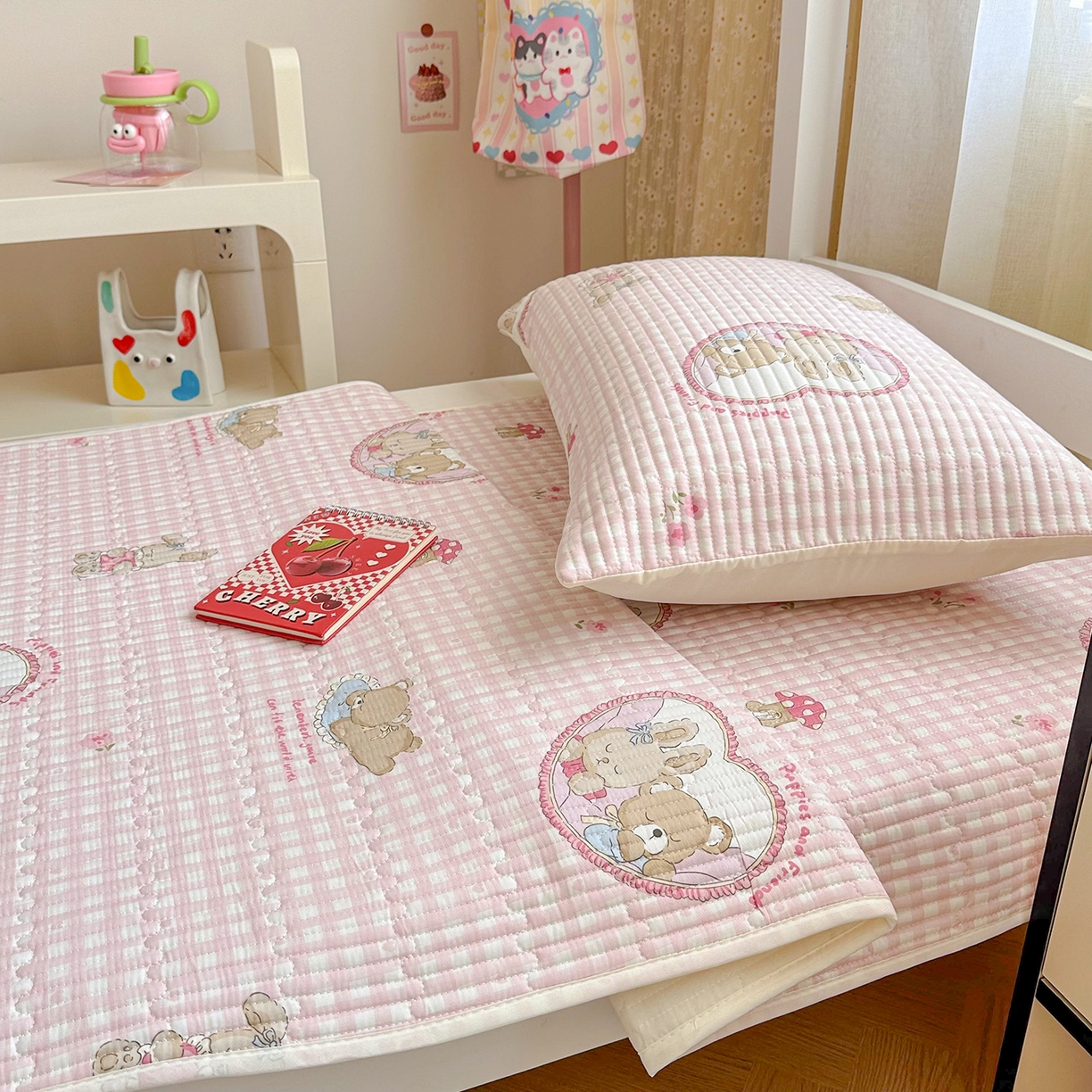 91家纺网 家纺一手货源 找家纺 妮可 2025热款学生床全棉夹棉多功能床垫-床盖 可爱珍妮