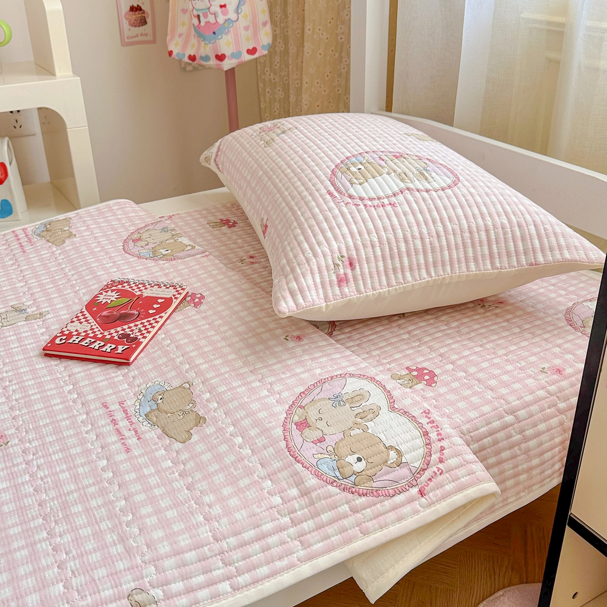 91家纺网 家纺一手货源 找家纺 妮可 2025热款学生床全棉夹棉多功能床垫-床盖 可爱珍妮