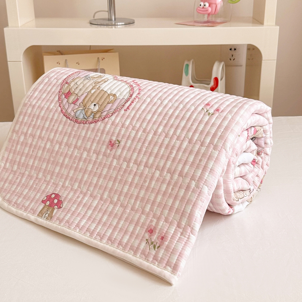 91家纺网 家纺一手货源 找家纺 妮可 2025热款学生床全棉夹棉多功能床垫-床盖 可爱珍妮