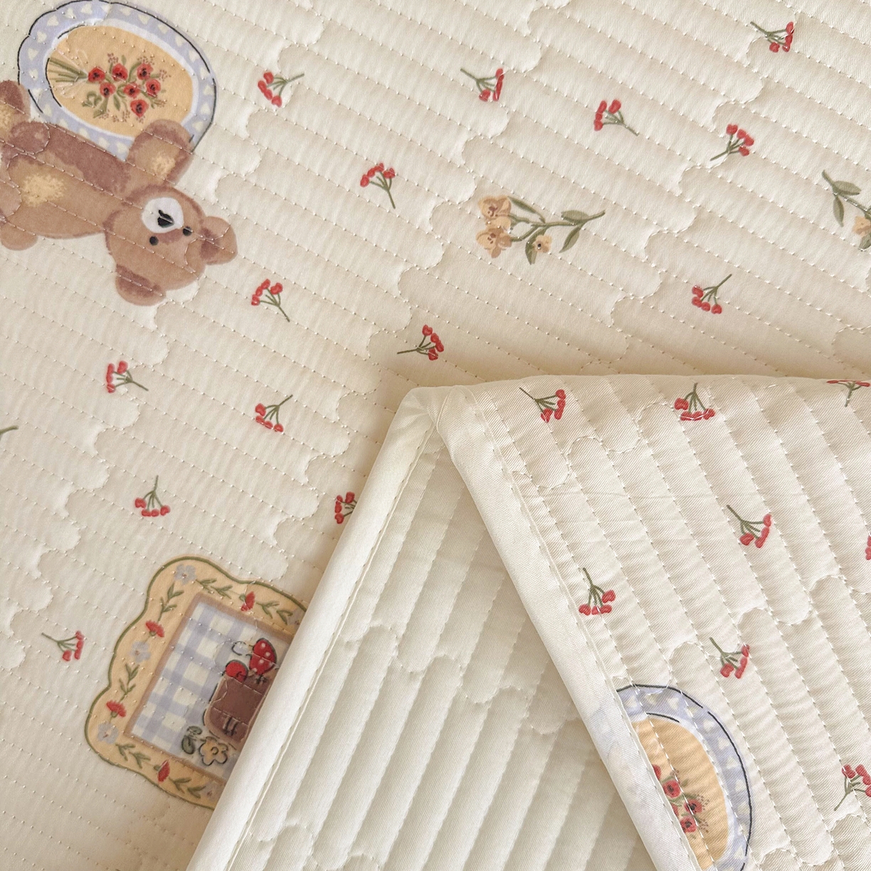 91家纺网 家纺一手货源 找家纺 妮可 2025热款学生床全棉夹棉多功能床垫-床盖 拍照小熊