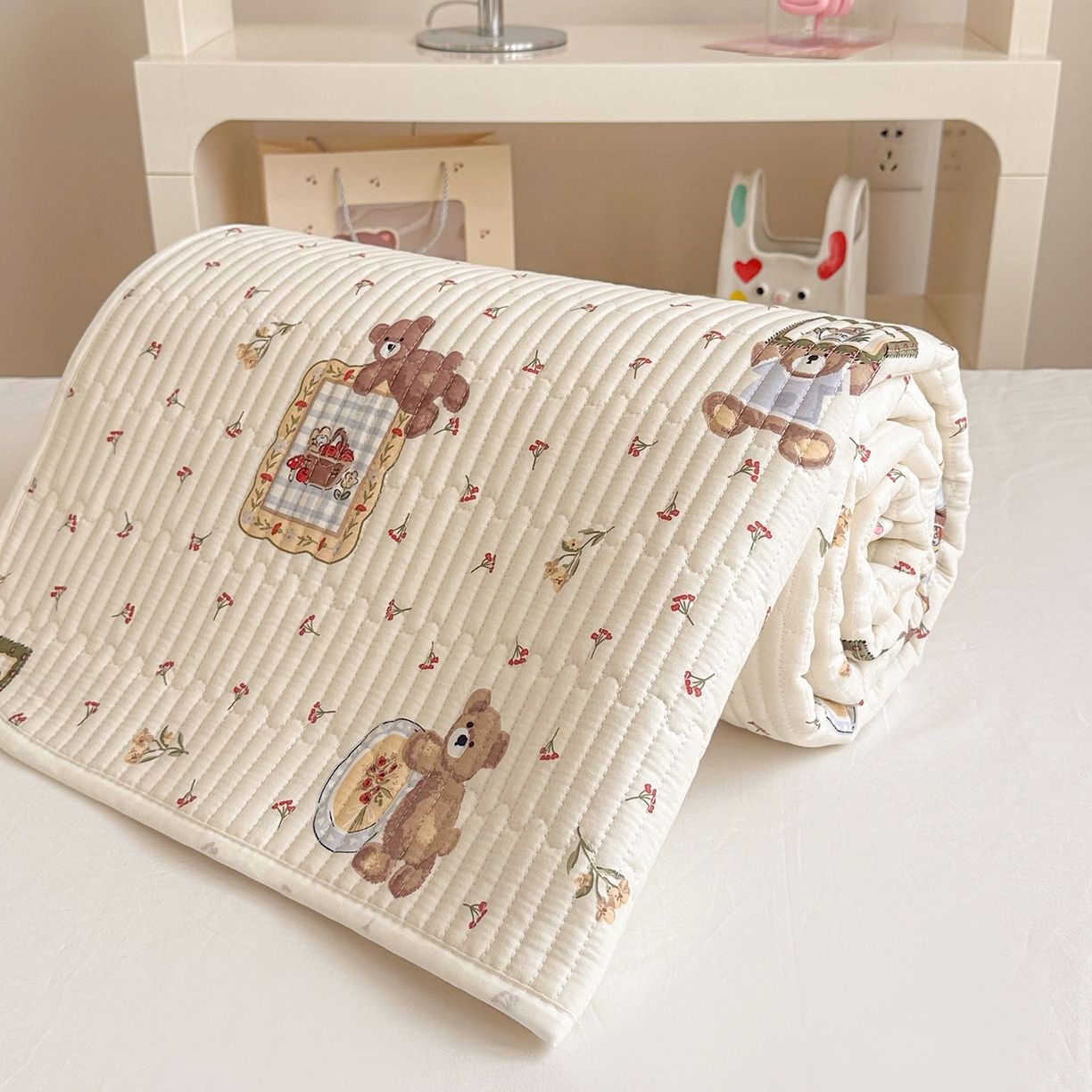 91家纺网 家纺一手货源 找家纺 妮可 2025热款学生床全棉夹棉多功能床垫-床盖 拍照小熊