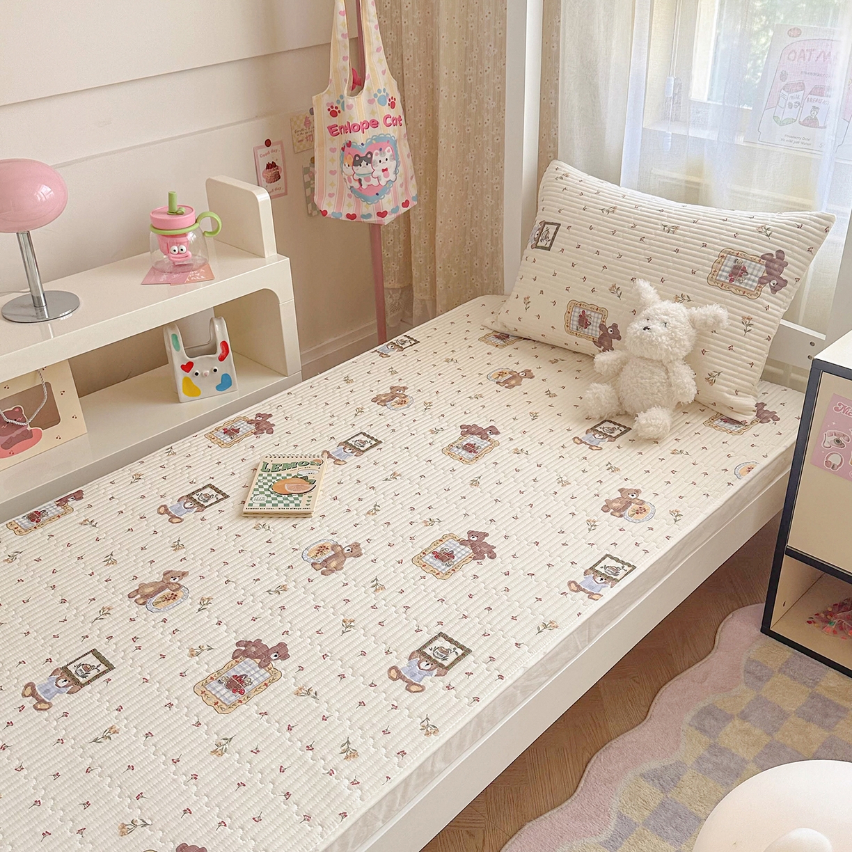 91家纺网 家纺一手货源 找家纺 妮可 2025热款学生床全棉夹棉多功能床垫-床盖 拍照小熊