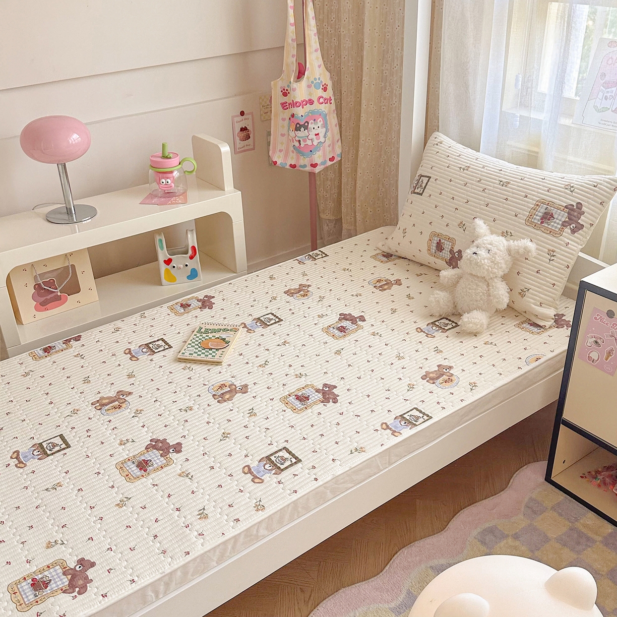 91家纺网 家纺一手货源 找家纺 妮可 2025热款学生床全棉夹棉多功能床垫-床盖 拍照小熊