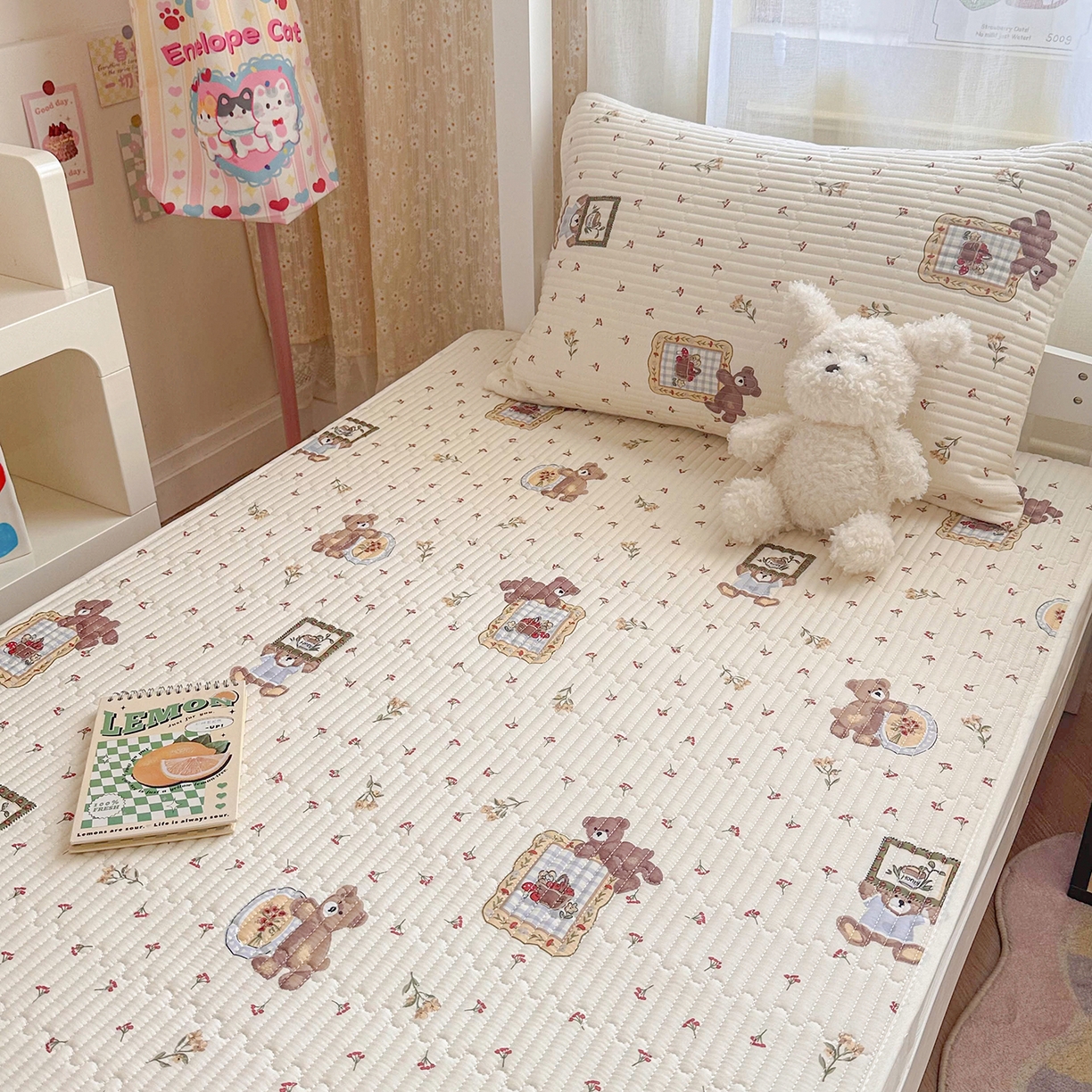 91家纺网 家纺一手货源 找家纺 妮可 2025热款学生床全棉夹棉多功能床垫-床盖 拍照小熊