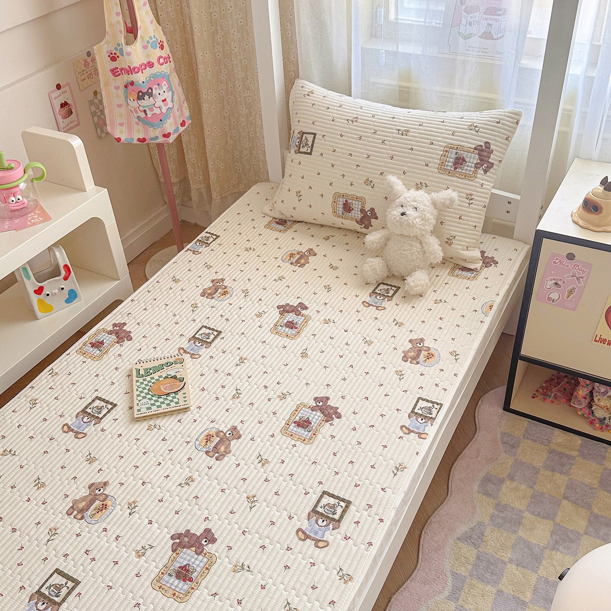 91家纺网 家纺一手货源 找家纺 妮可 2025热款学生床全棉夹棉多功能床垫-床盖 拍照小熊