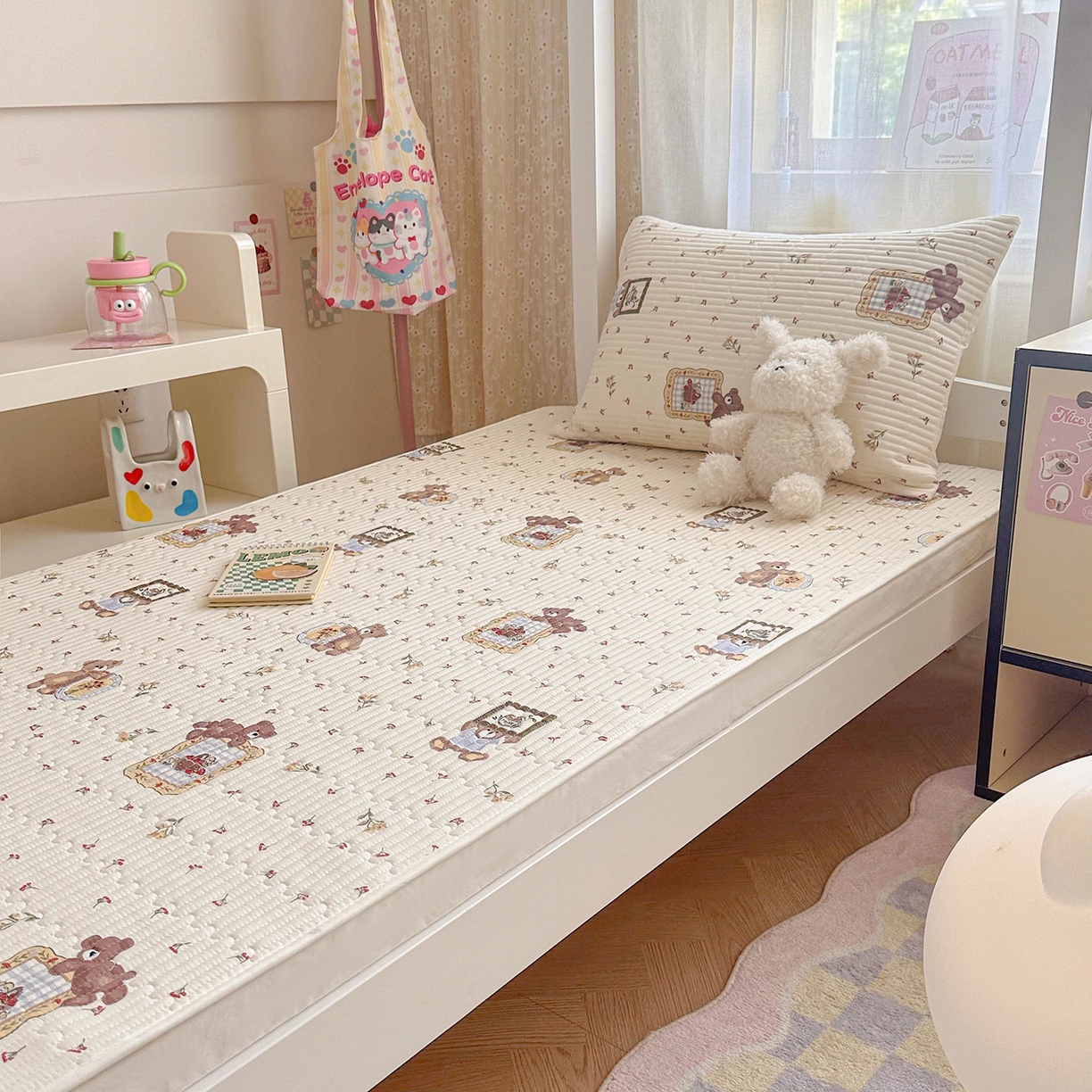 91家纺网 家纺一手货源 找家纺 妮可 2025热款学生床全棉夹棉多功能床垫-床盖 拍照小熊