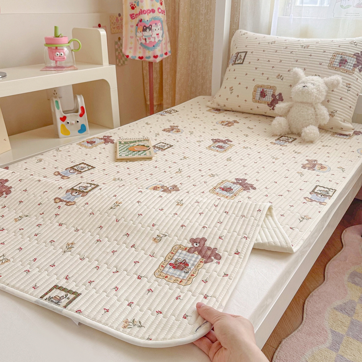 91家纺网 家纺一手货源 找家纺 妮可 2025热款学生床全棉夹棉多功能床垫-床盖 拍照小熊