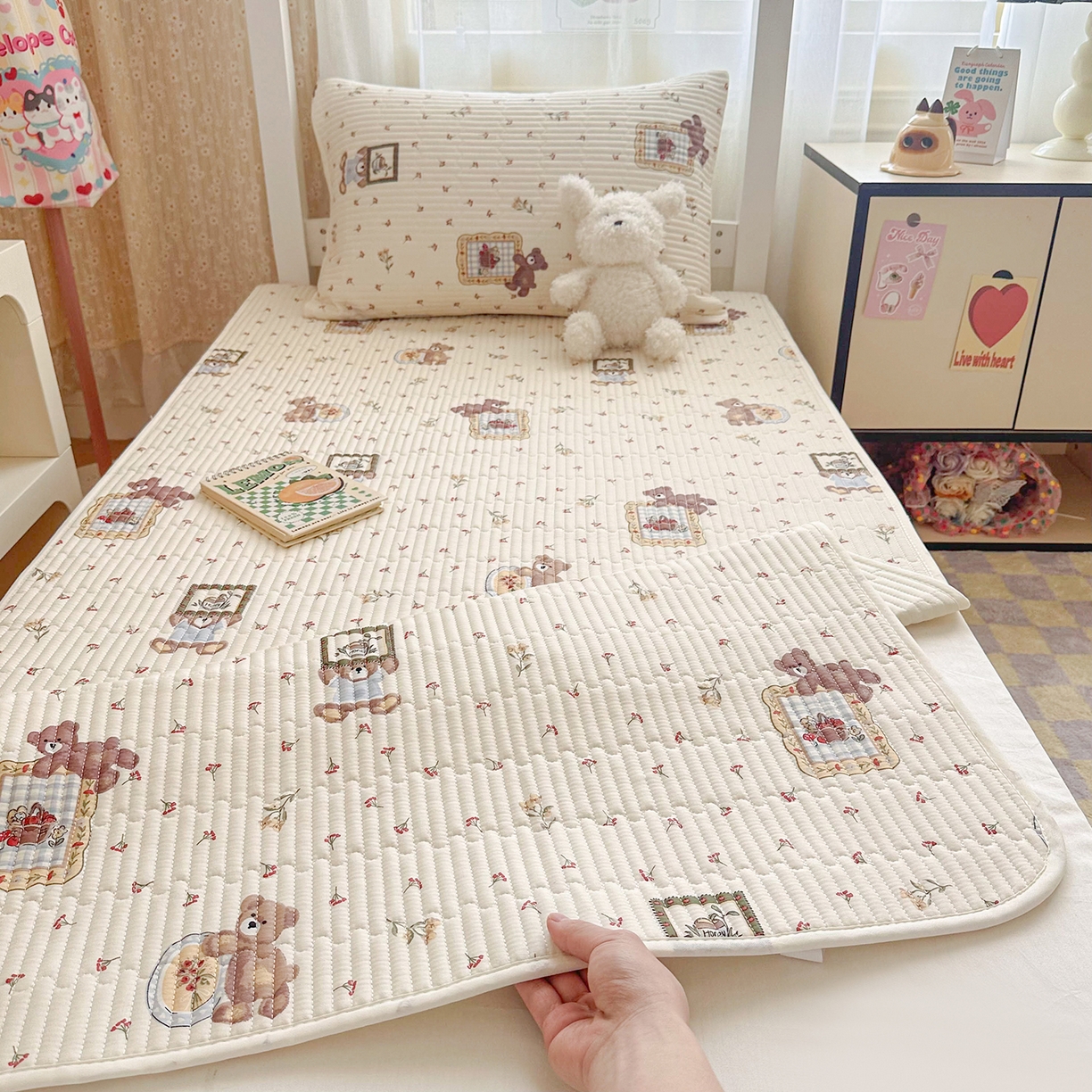 91家纺网 家纺一手货源 找家纺 妮可 2025热款学生床全棉夹棉多功能床垫-床盖 拍照小熊