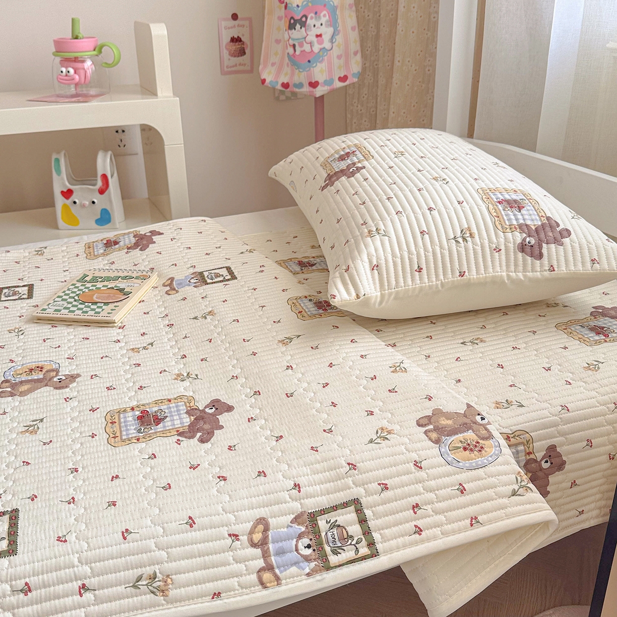 91家纺网 家纺一手货源 找家纺 妮可 2025热款学生床全棉夹棉多功能床垫-床盖 拍照小熊