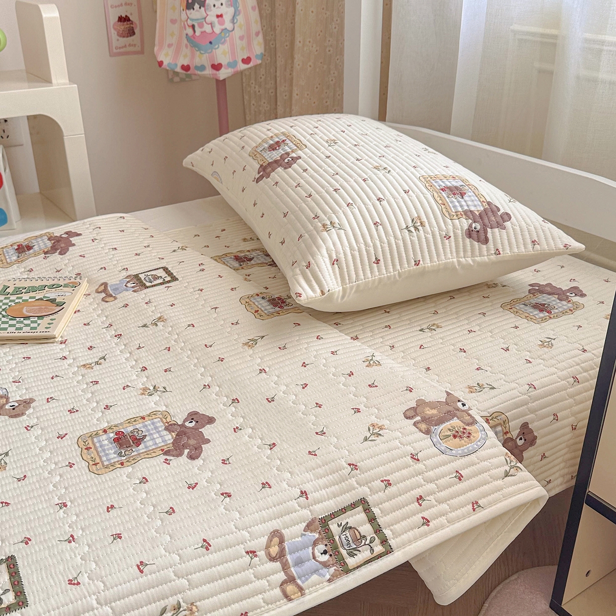 91家纺网 家纺一手货源 找家纺 妮可 2025热款学生床全棉夹棉多功能床垫-床盖 拍照小熊