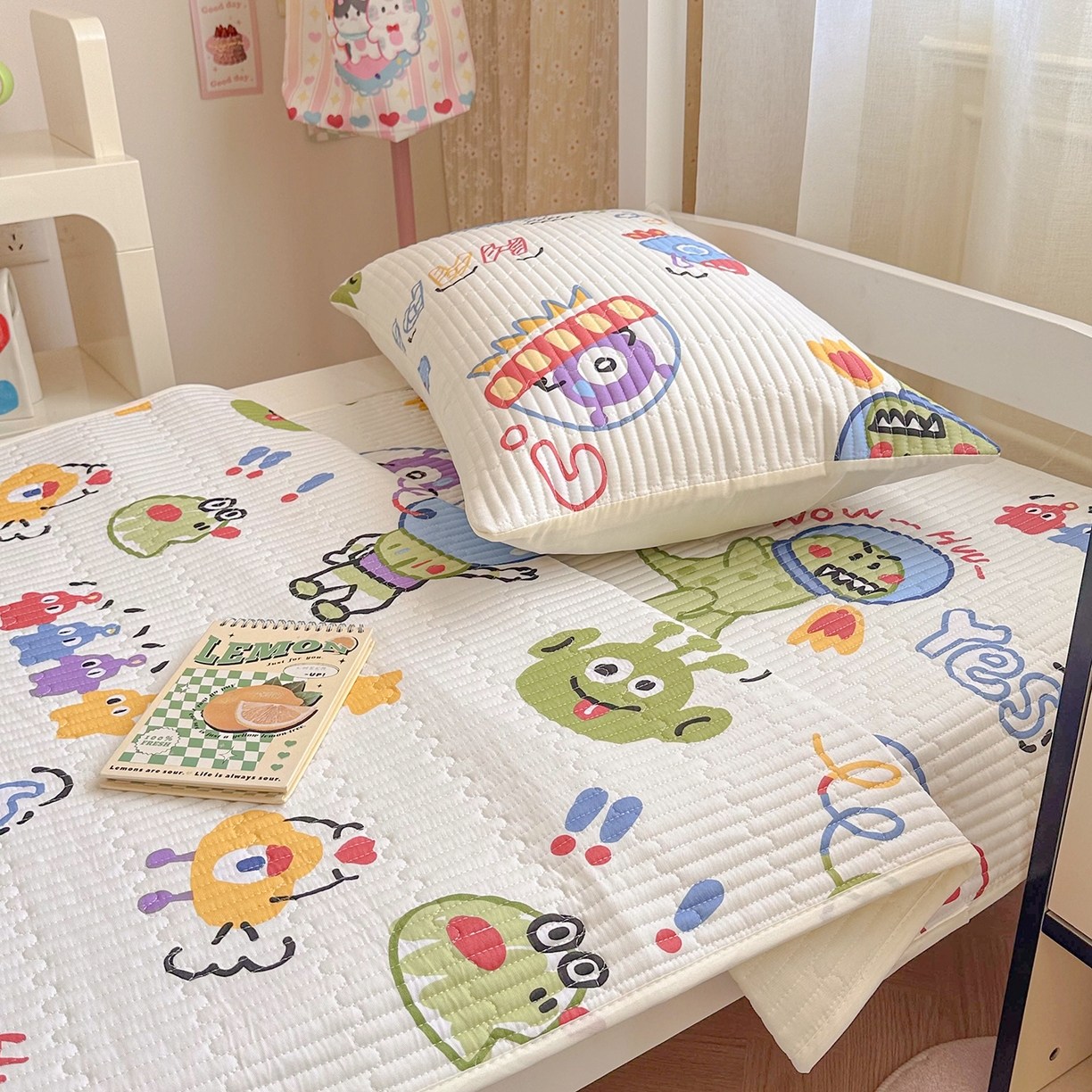 91家纺网 家纺一手货源 找家纺 妮可 2025热款学生床全棉夹棉多功能床垫-床盖 玩具总动员