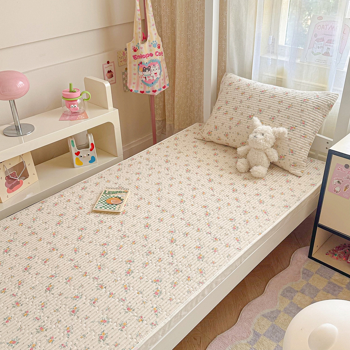 91家纺网 家纺一手货源 找家纺 妮可 2025热款学生床全棉夹棉多功能床垫-床盖 小花飘飘