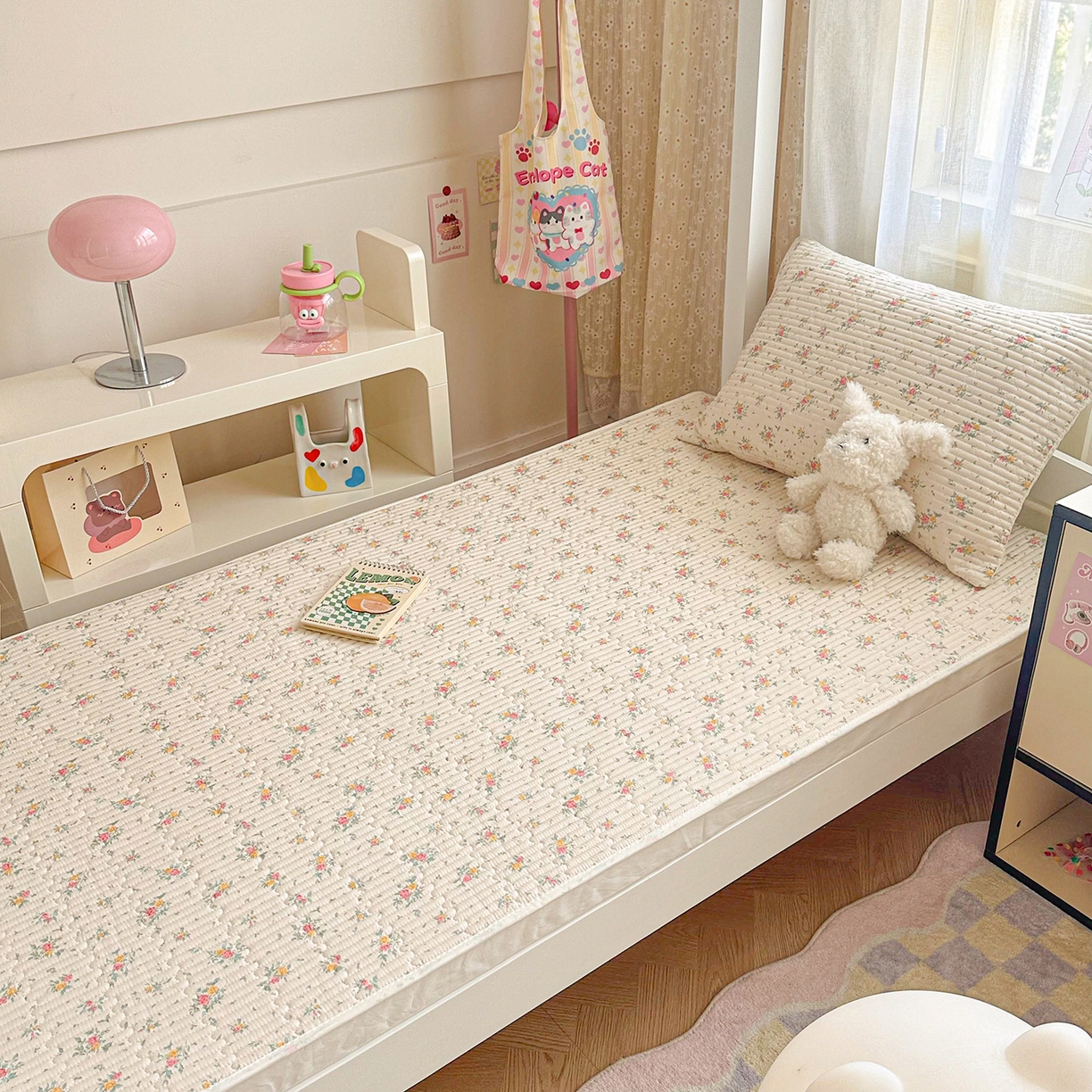 91家纺网 家纺一手货源 找家纺 妮可 2025热款学生床全棉夹棉多功能床垫-床盖 小花飘飘