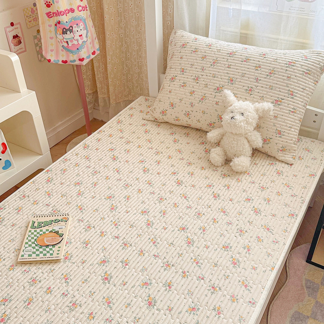 91家纺网 家纺一手货源 找家纺 妮可 2025热款学生床全棉夹棉多功能床垫-床盖 小花飘飘