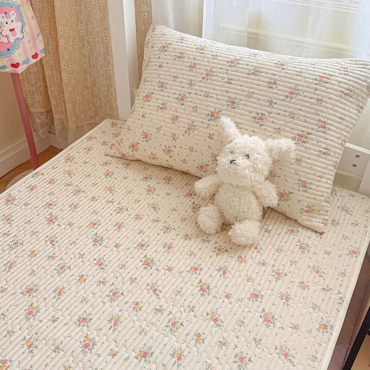 91家纺网 家纺一手货源 找家纺 妮可 2025热款学生床全棉夹棉多功能床垫-床盖 小花飘飘