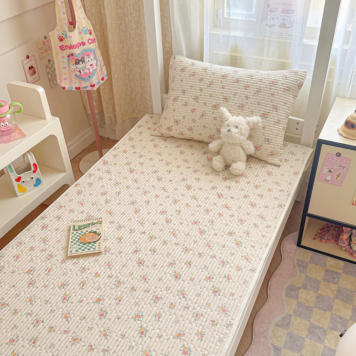 91家纺网 家纺一手货源 找家纺 妮可 2025热款学生床全棉夹棉多功能床垫-床盖 小花飘飘