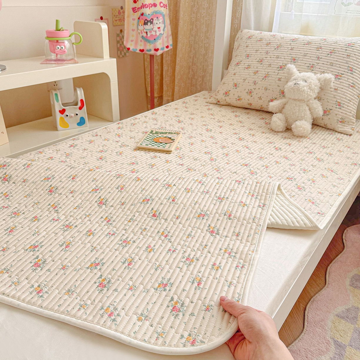 91家纺网 家纺一手货源 找家纺 妮可 2025热款学生床全棉夹棉多功能床垫-床盖 小花飘飘