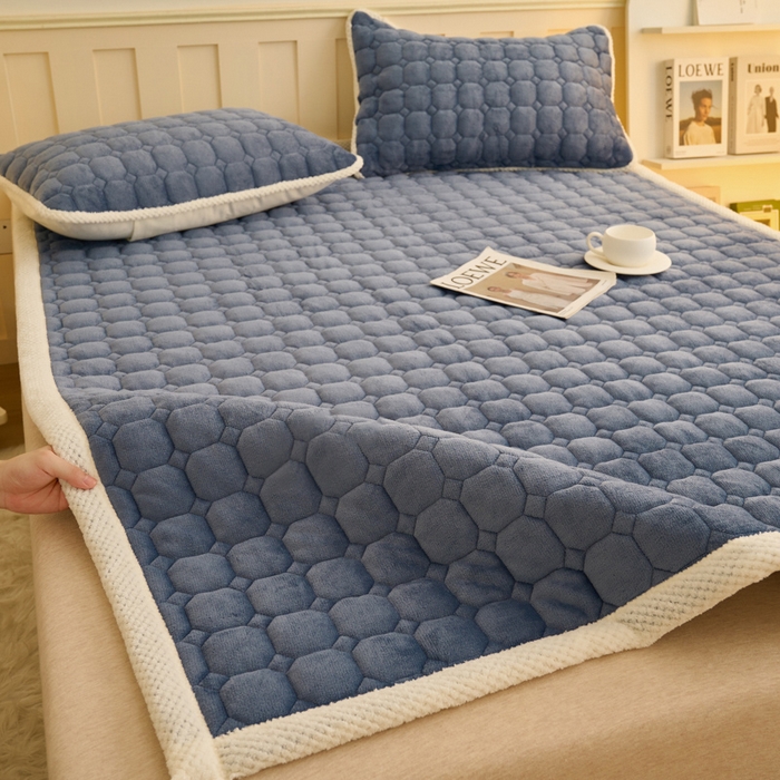 91家纺网 家纺一手货源 找家纺 缦吉 2025冬季新款亲肤舒适简约牛奶绒床垫床褥子 深蓝