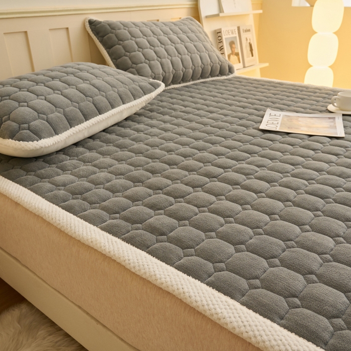 91家纺网 家纺一手货源 找家纺 缦吉 2025冬季新款亲肤舒适简约牛奶绒床垫床褥子 银灰