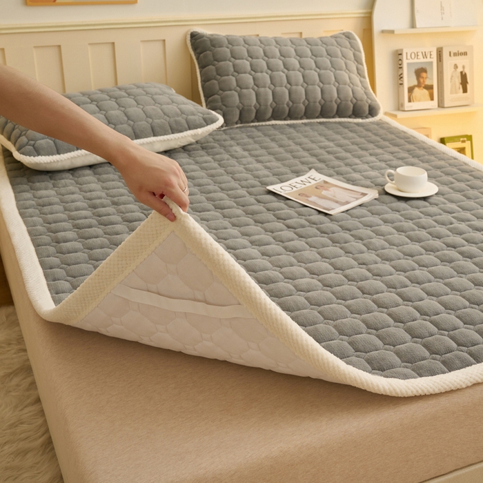 91家纺网 家纺一手货源 找家纺 缦吉 2025冬季新款亲肤舒适简约牛奶绒床垫床褥子 银灰