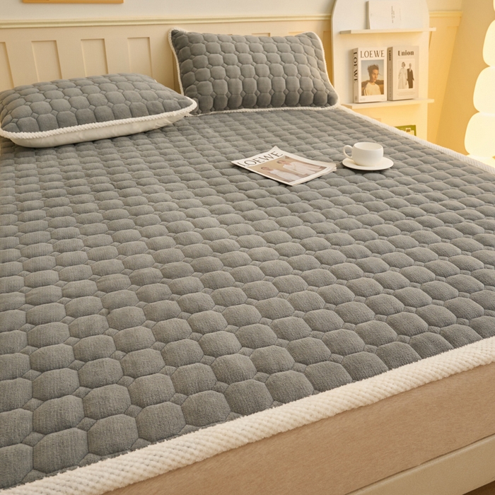 91家纺网 家纺一手货源 找家纺 缦吉 2025冬季新款亲肤舒适简约牛奶绒床垫床褥子 银灰