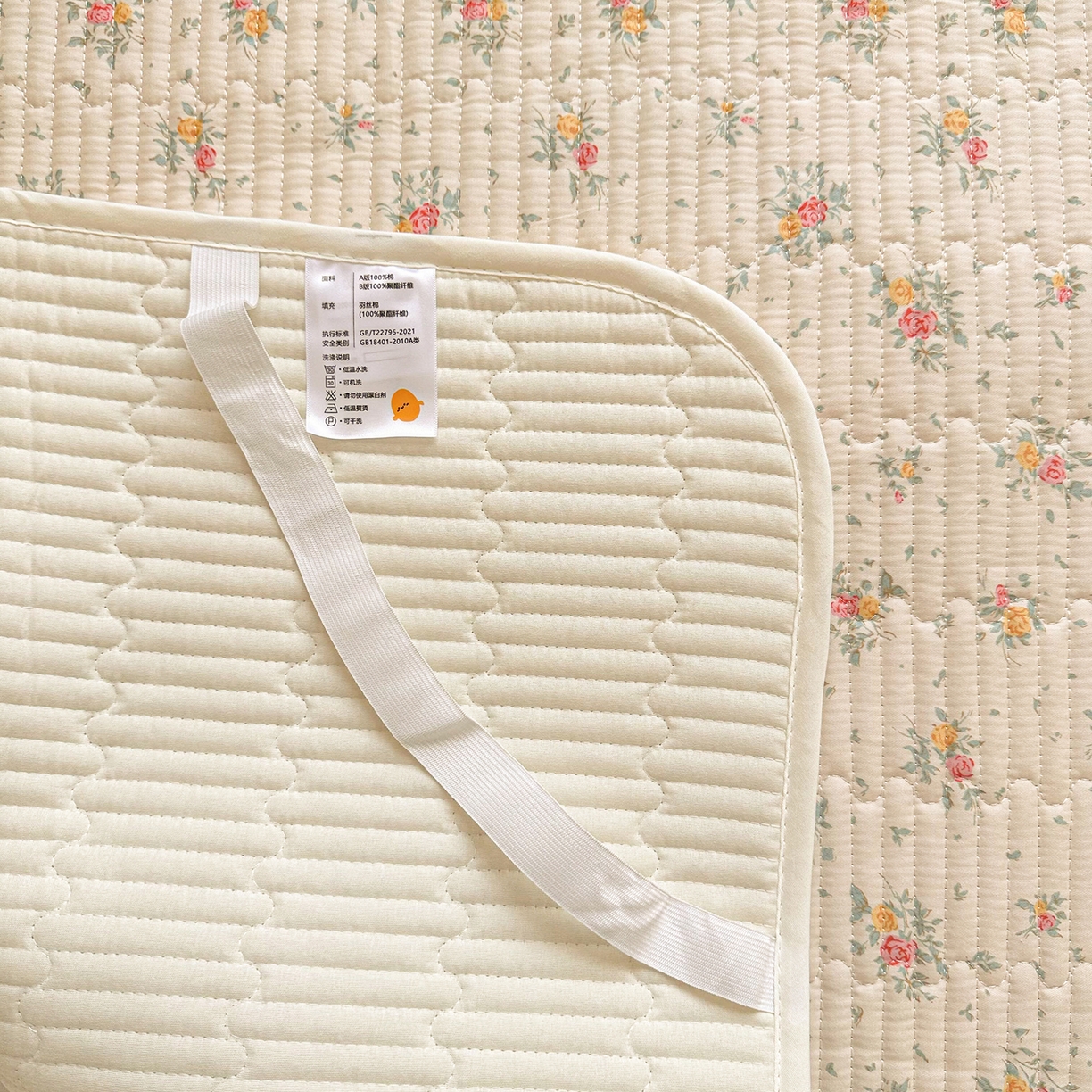 91家纺网 家纺一手货源 找家纺 妮可 2025热款学生床全棉夹棉多功能床垫-床盖 小花飘飘